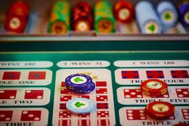 kubet asia Pretty Gaming live-dealer table interface showing multiple camera angles and real-time chat