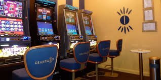 kubet asia live-dealer table interface showing multiple camera angles and real-time chat